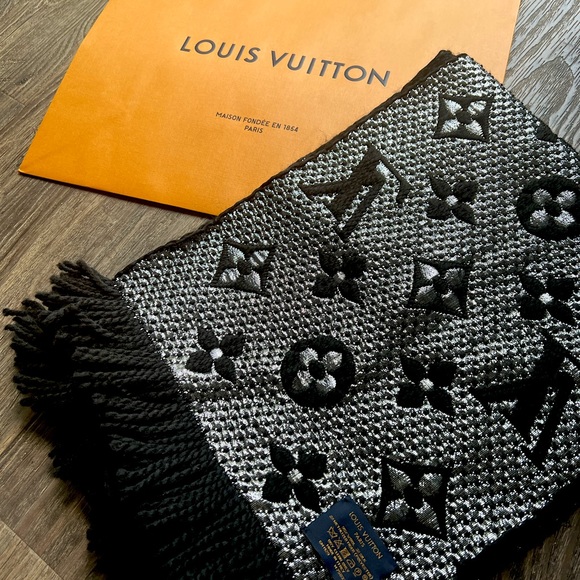Authentic Louis Vuitton scarf black wool with metallic - Picture 3 of 6